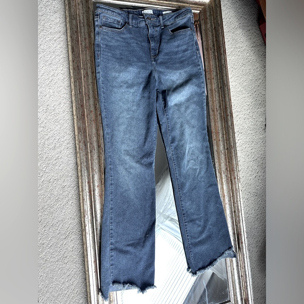 SOFIA Jeans by Sofia Vergara, size 8, skinny boot cut frayed hem.